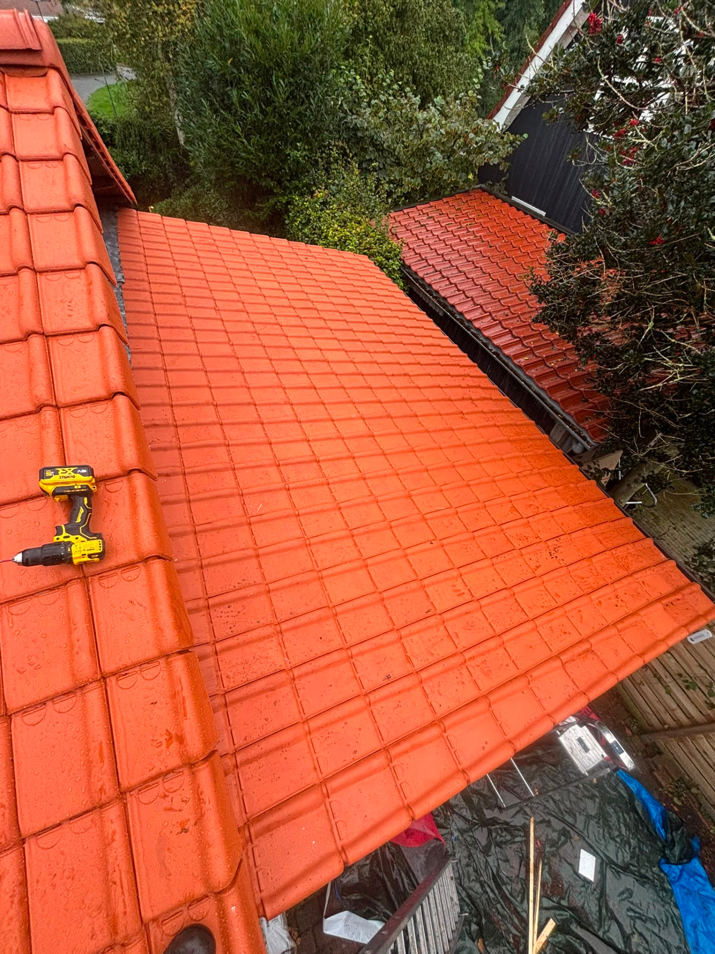 Vers gelegde oranje geglazuurde dakpannen, gezien vanaf het dak