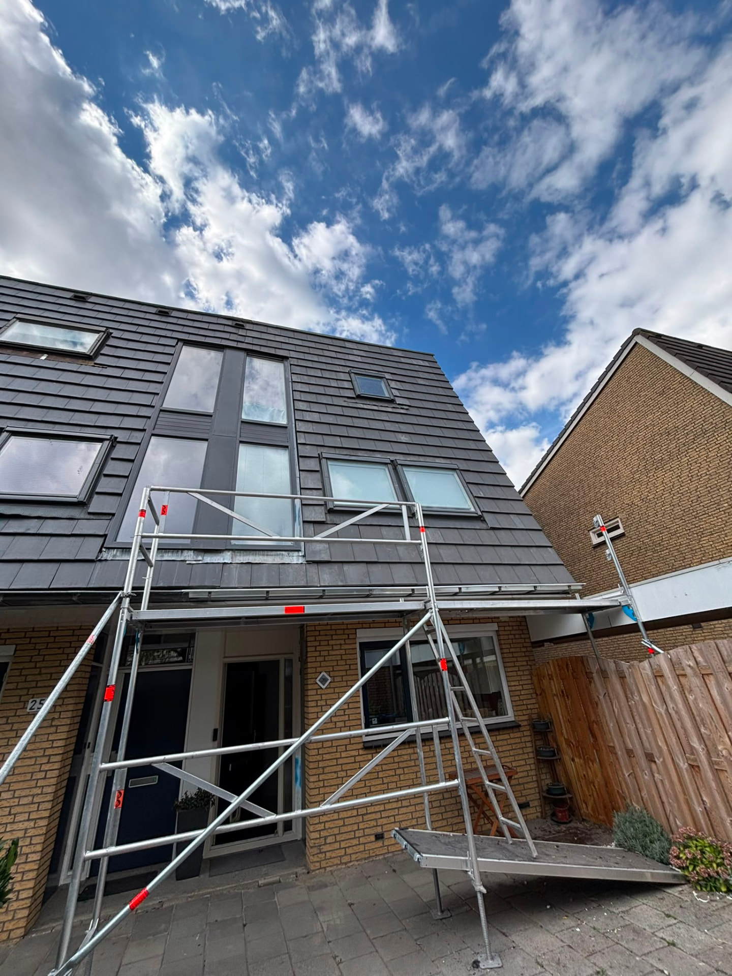 Woning met steiger tijdens dakwerkzaamheden van HR Dakconstructie