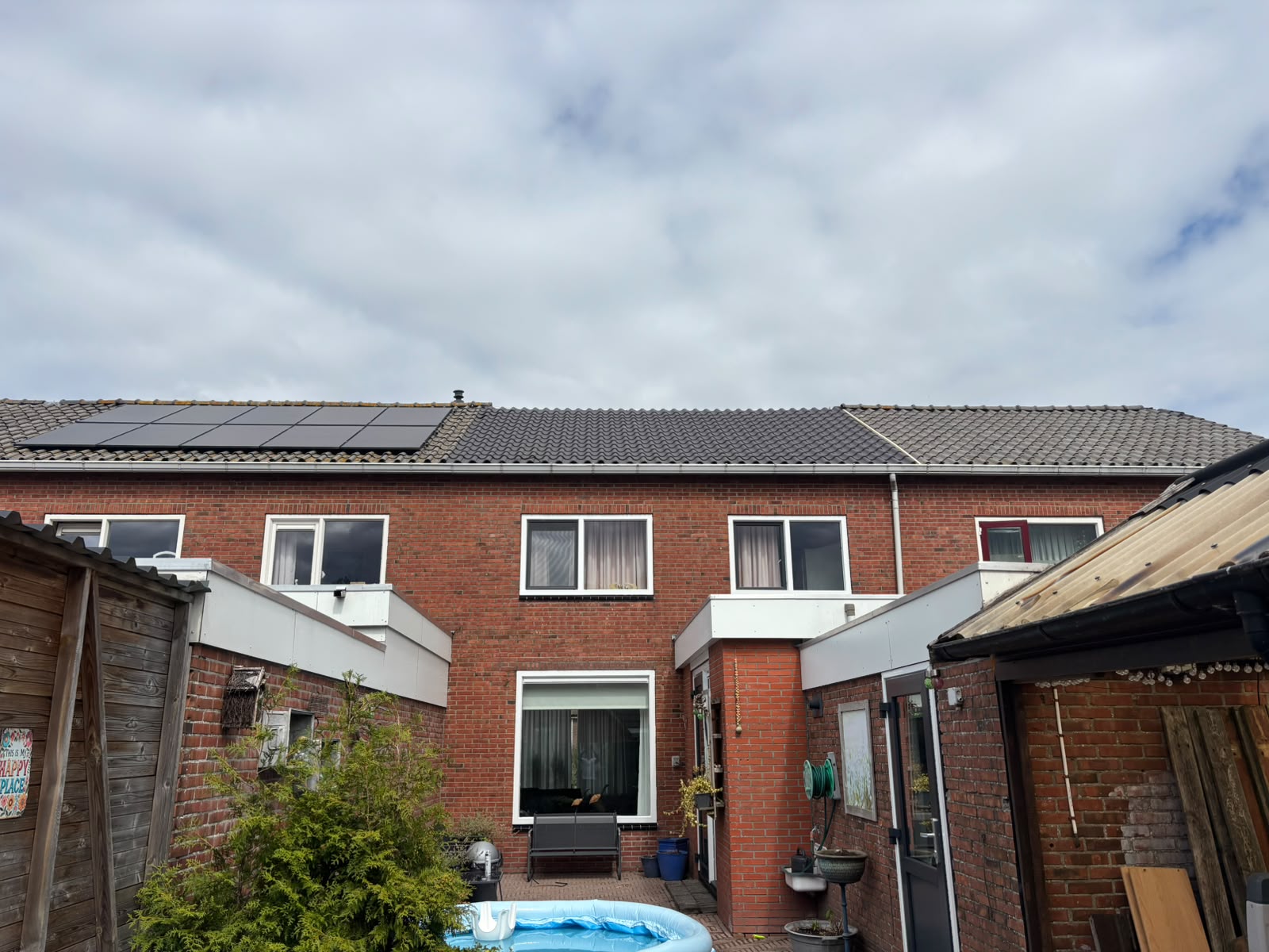 Rijtjeshuizen met pannendaken en zonnepanelen