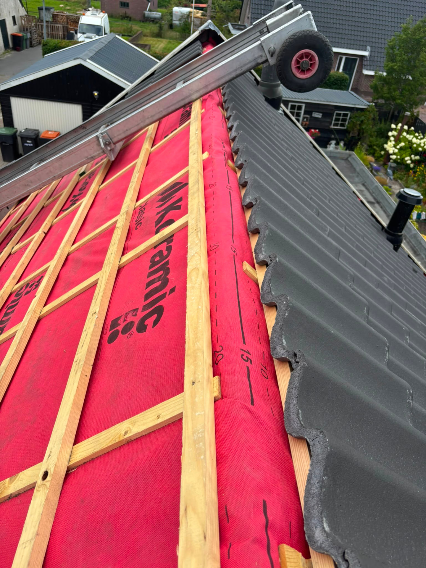 Rood onderdak met nieuwe panlatten tijdens een dakrenovatie