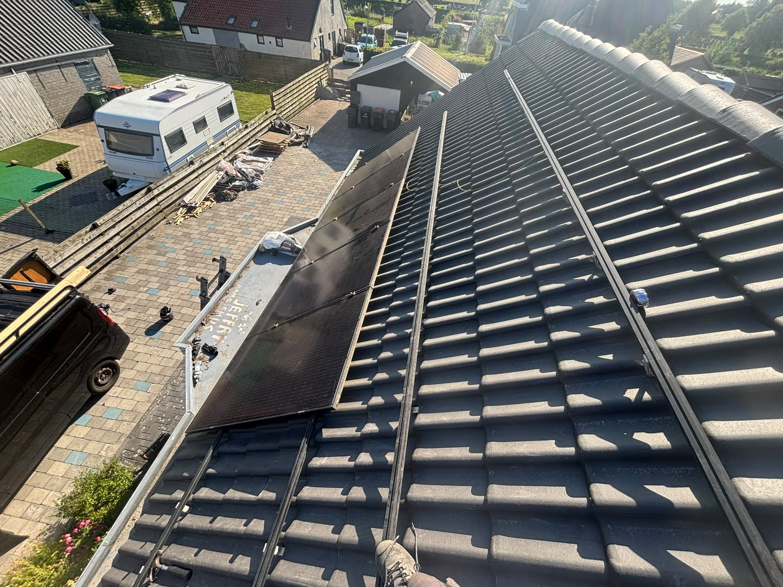 Zonnepanelen gemonteerd op een nieuw antraciet pannendak